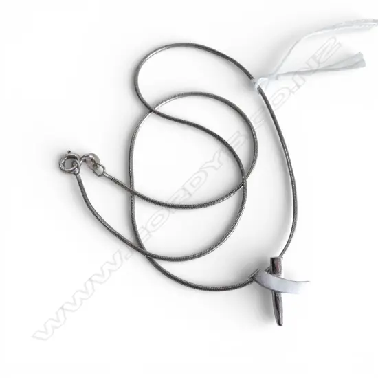 SILVER TIFFANY-STYLE PENDANT on SILVER CHAIN