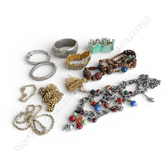 COLLECTION OF ASSORTED COSTUME JEWLLERY