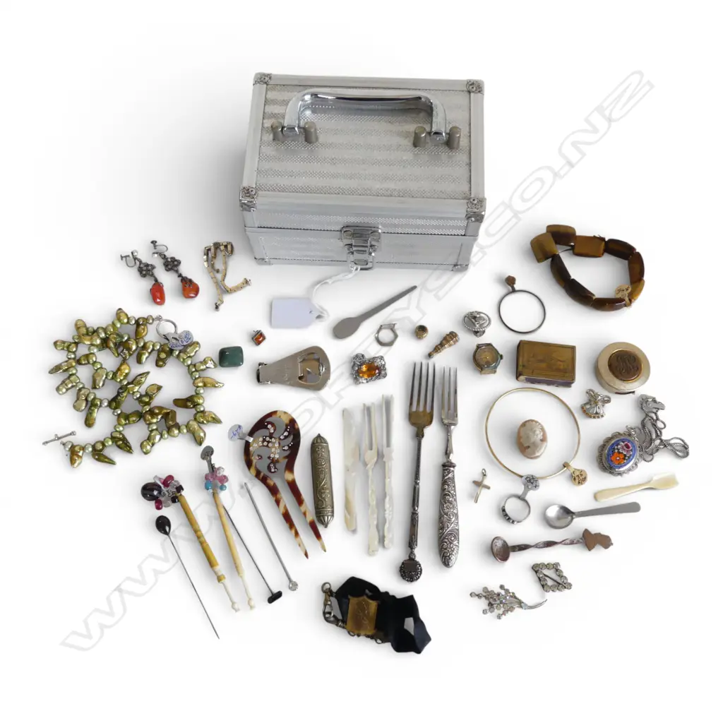 JEWELLERY BOX COSTUME JEWELLERY, VINTAGE LACE BOBBINS, ETC. & STRAND OF DYED AND FRESH WATER PEARLS Image 1++