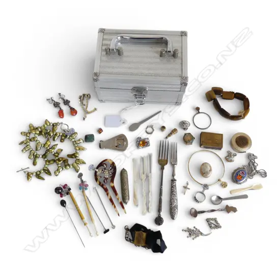 JEWELLERY BOX COSTUME JEWELLERY, VINTAGE LACE BOBBINS, ETC. & STRAND OF DYED AND FRESH WATER PEARLS