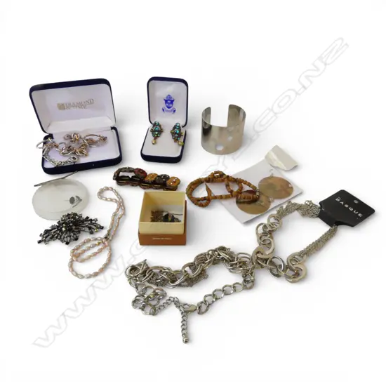 ASST. COSTUME JEWELLERY & JEWELLERY BOXES