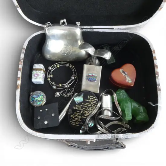 JEWLLERY BOX JADE PENDANT EP VINTAGE PURSE & OTHER COLLECTABLES