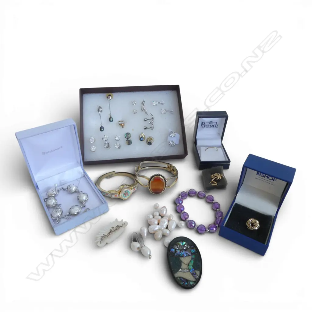 JEWELLERY BOX OF ASSORTED COSTUME JEWELLERY Image 1++