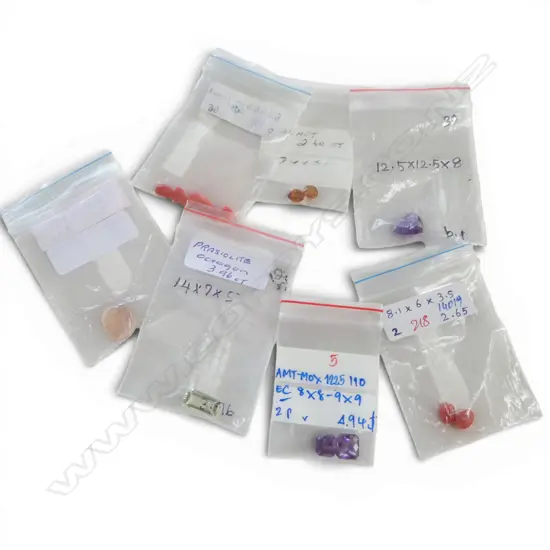 MIXED LOOSE GEMS INCLDS; CORAL, AMETHYST, GARNET & PRASOLITE