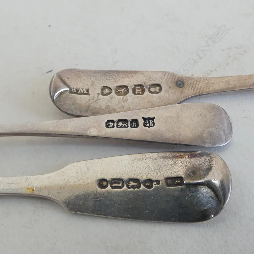 3 ANTIQUE SILVER SMALL CUTLERY ITEMS: mustard + salt spoons + butter knife. 37gms Image 1++