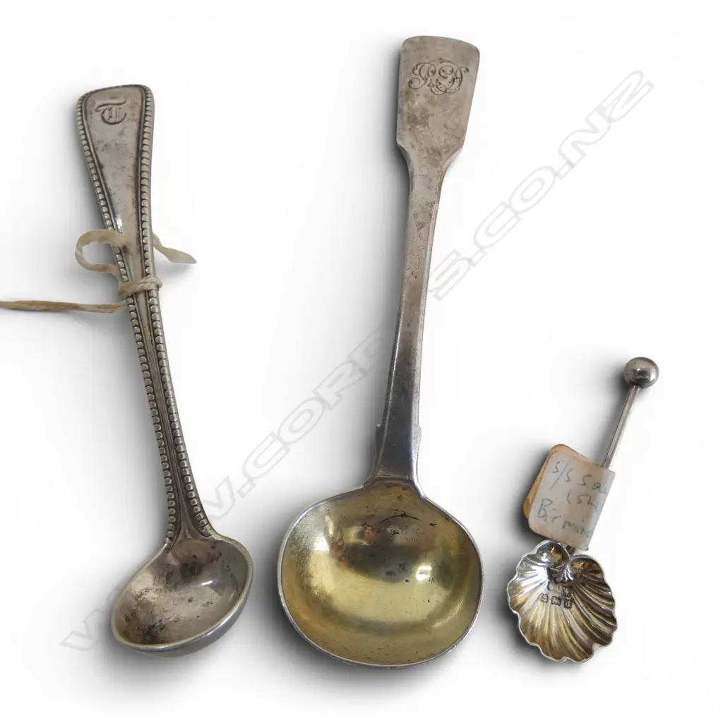 3 ANTIQUE SILVER SALT SPOONS 35gms Image 1++