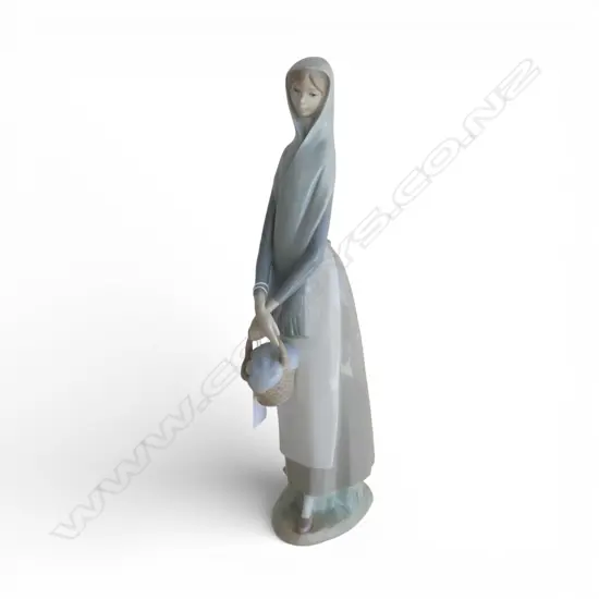 LLADRO WOMAN w. BASKET H.325mm