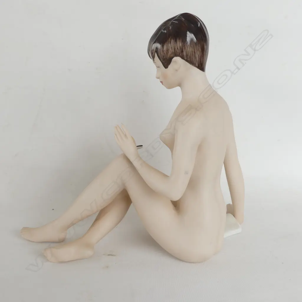 ROYAL DUX NUDE w. BUTTERFLY ON KNEE H.190mm Image 1++