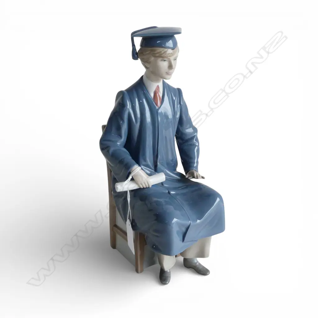 LLADRO #5198 'BOY GRADUATE' H.275mm Image 1++