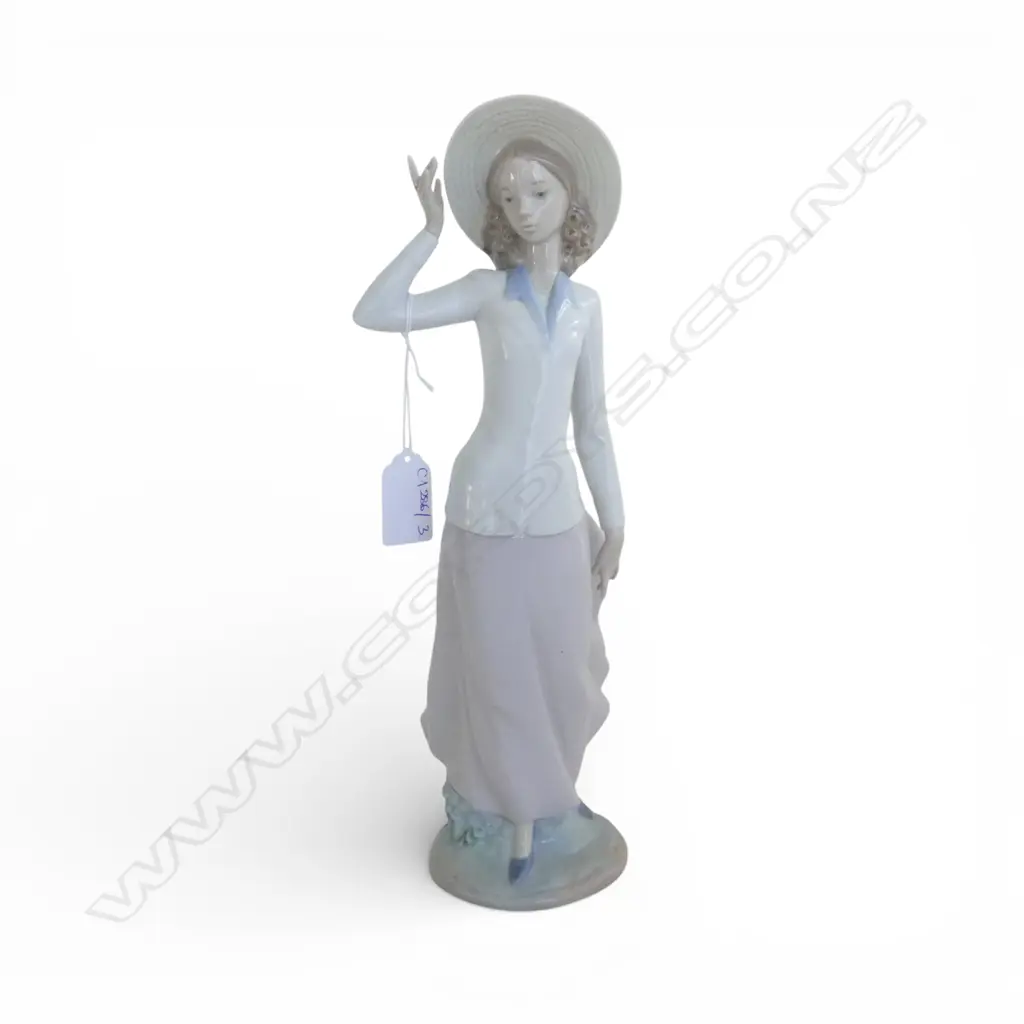 LLADRO #5682 'BREEZY AFTERNOON' H.310mm Image 1++