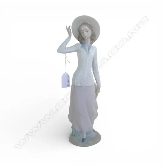 LLADRO #5682 'BREEZY AFTERNOON' H.310mm