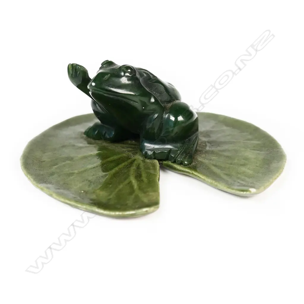 GREEN JADE FROG mounted on green glazed ceramic lily pad leaf. Dia.85mm Image 1++