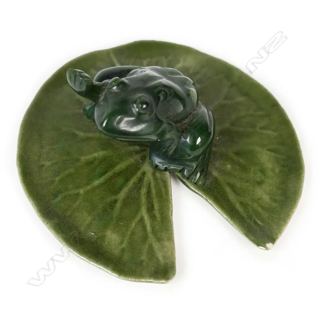 GREEN JADE FROG mounted on green glazed ceramic lily pad leaf. Dia.85mm Image 1++