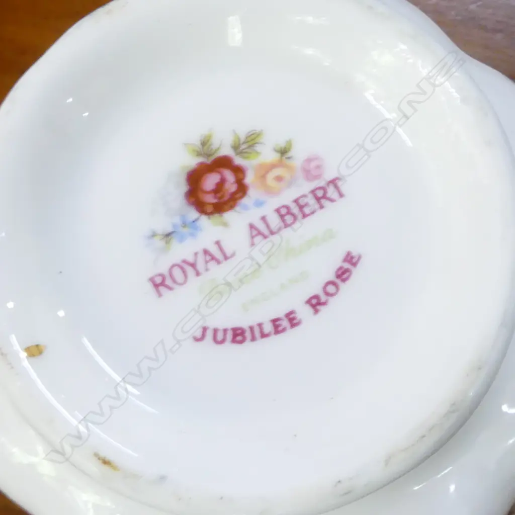 ROYAL ALBERT JUBILEE PART TEA SET 5 cups 6 saucers & 6 plates & 1 cake stand + 2 R/Albert Old Country Roses dishes Image 1++