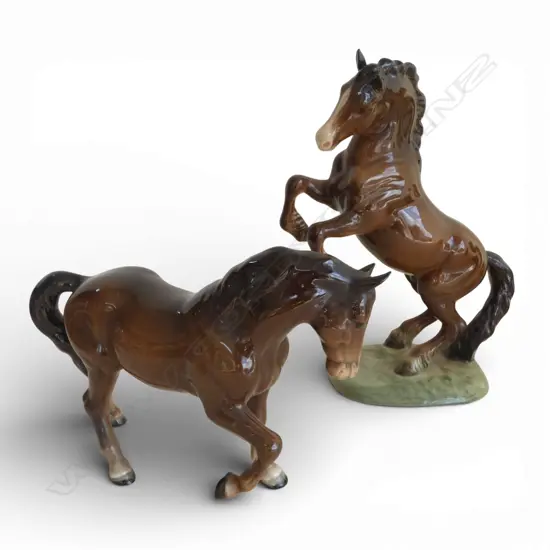 2 BESWICK HORSE L.225mm & REARING H.255mm w. EAR REPAIRED
