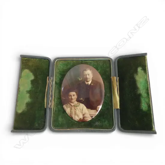 ANTIQUE CASED PHOTOGAPH in BOOK STYLE LEATHER FRAME