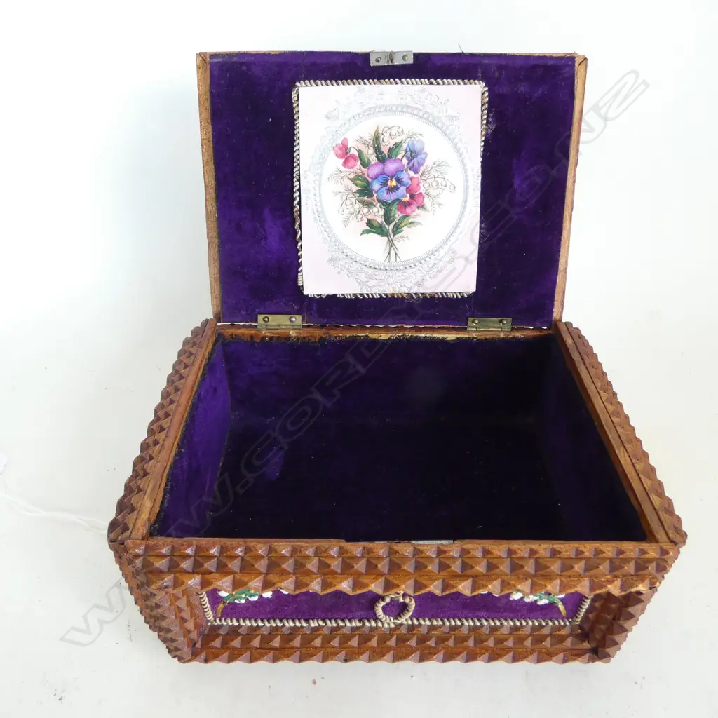 VINTAGE 1915 TRAMP ART BOX w KEY Image 1++