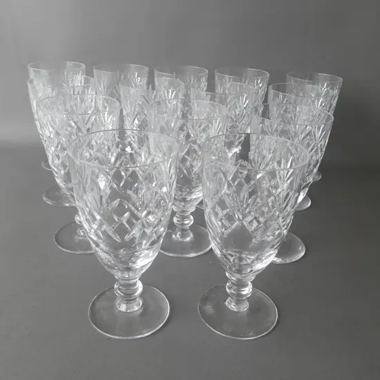 A SET OF TWELVE ENGLISH CRYSTAL WINE/BEER GLASSES H.140MM