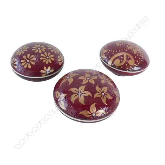 3 KEUM SUN LEE TRINKET BOXES, one sml chip to rim