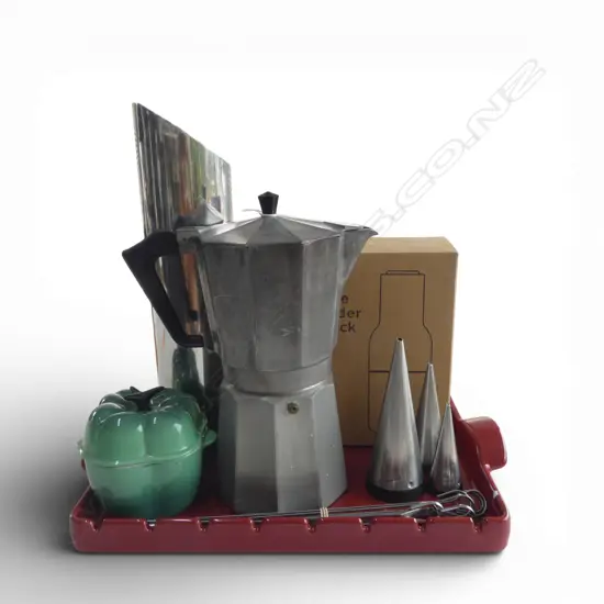 7 PCES KITCHEN WARE; EMILE HENRY TRAY W.420mm, BOTTLE GRINDER, LE CREUSET ETC