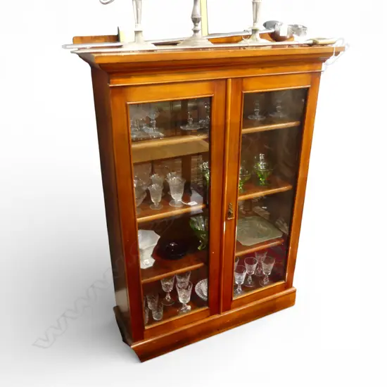 A GOOD NZ COLONIAL KAURI GLAZED BOOKCASE THE 2 DOORS ENCLOSING 3 ADJUSTABLE SHELVES 940 x 330 x 1300mm