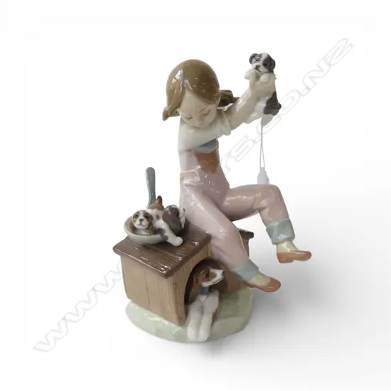 LLADRO FIGURINE 'PICK OF THE LITTER' 190mm (H)