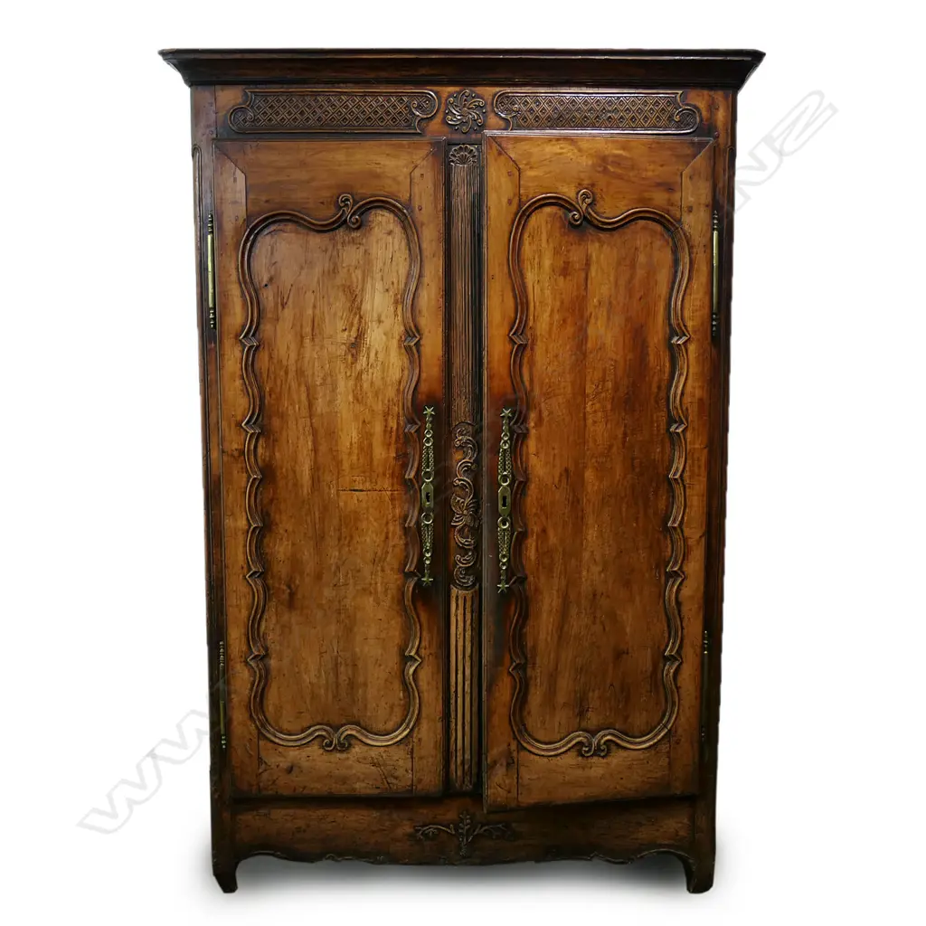 A good early 19thC French walnut armoire, Image 1++