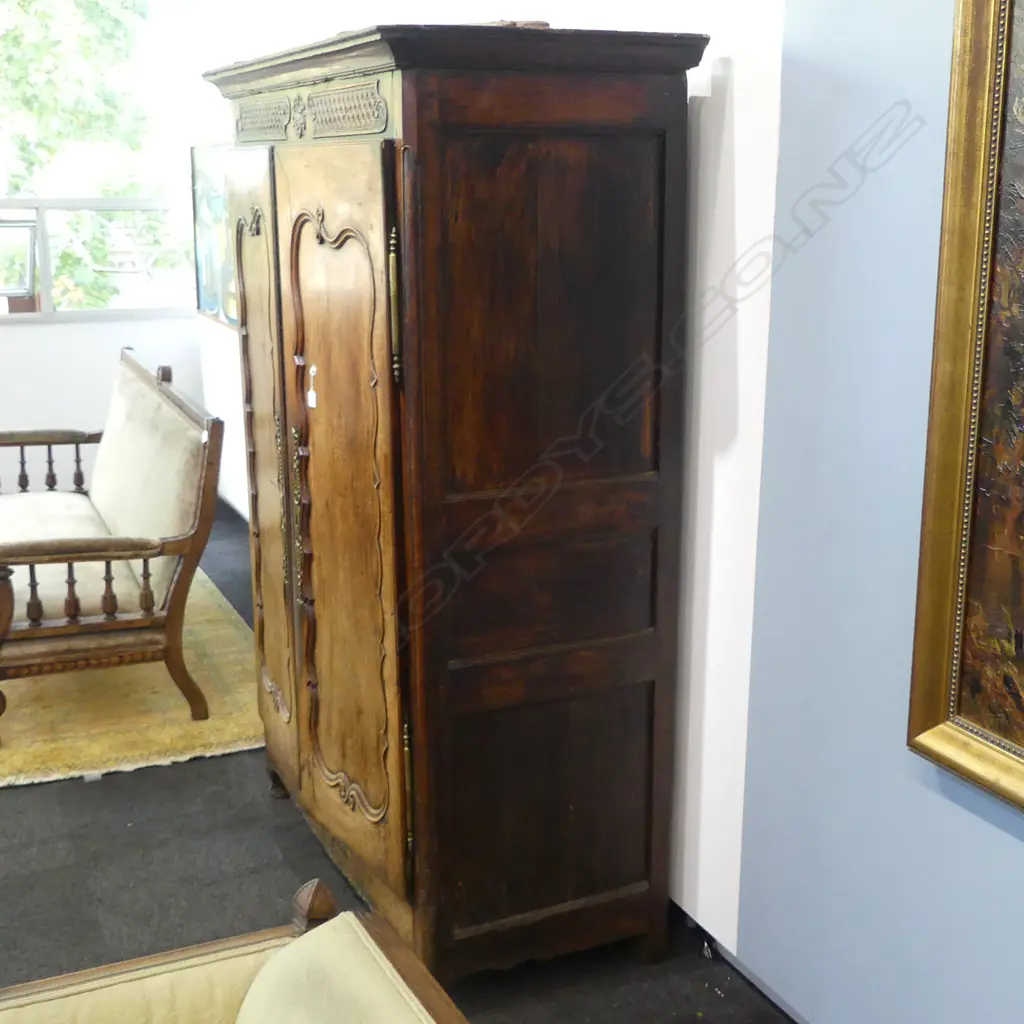 A good early 19thC French walnut armoire, Image 1++