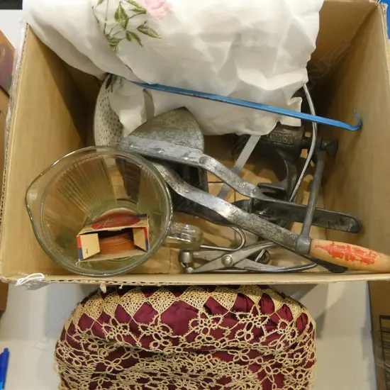 BOX OF VINTAGE KITCHENALIA