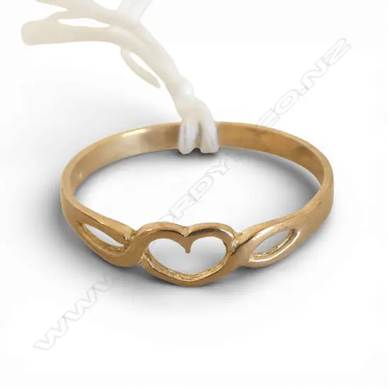 9CT YG HEART RING SIZE O 1/2  1.0gms