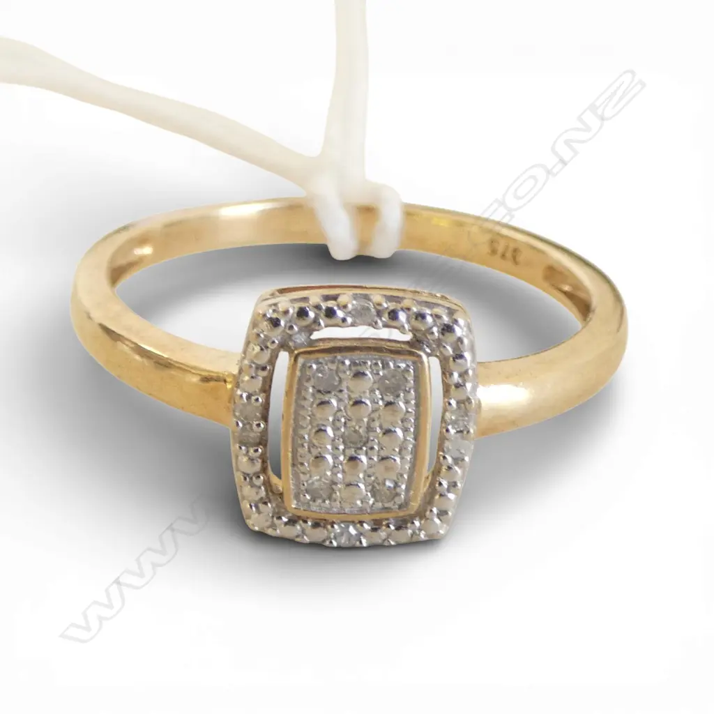9CT GOLD AND DIAMOND RING 2.25gms SIZE S Image 1++