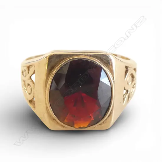 9CT YG GARNET GENTS RING SIZE T 4.4gms