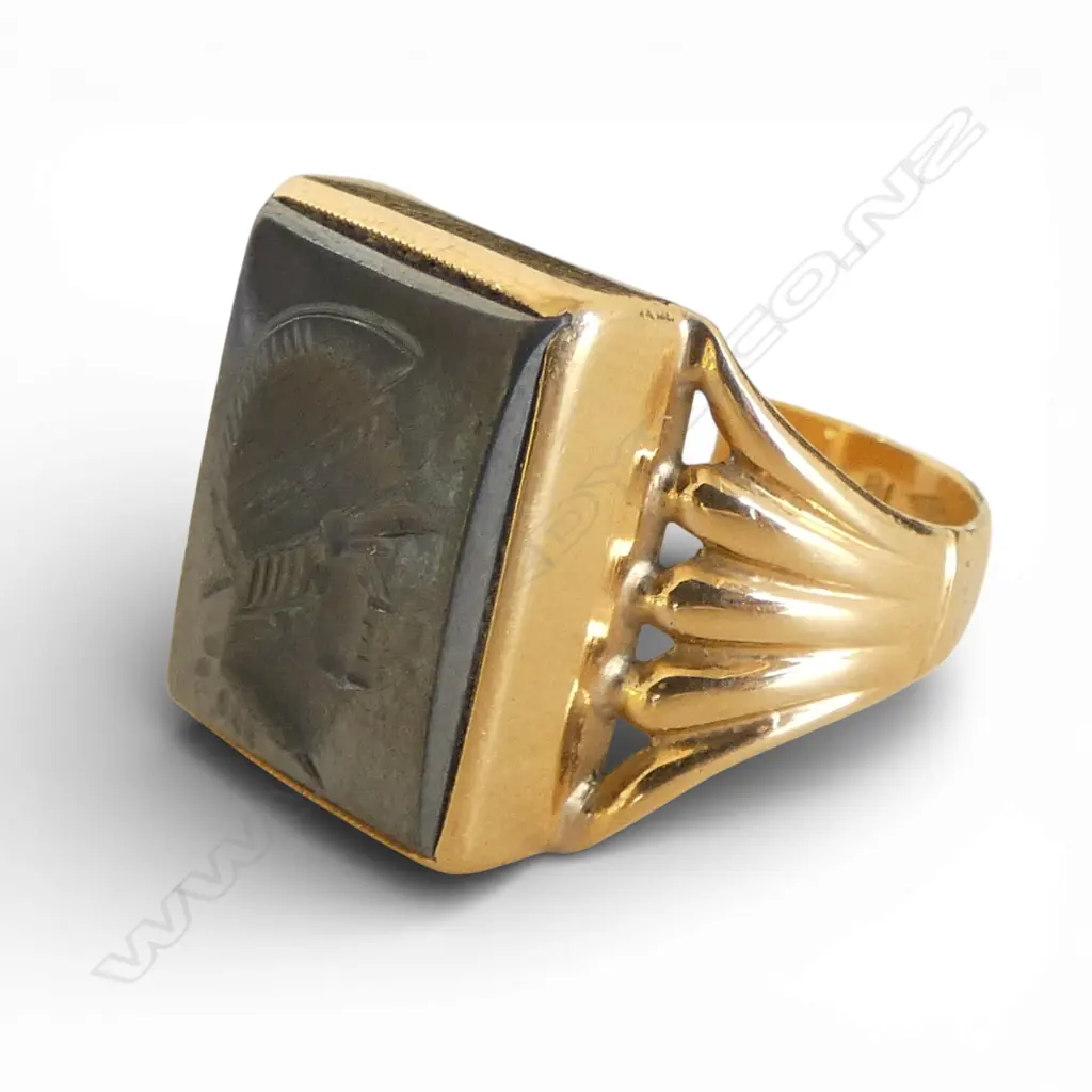 18CT YG HEMATITE GENTS SIGNET RING 6.8gms SIZE S Image 1++