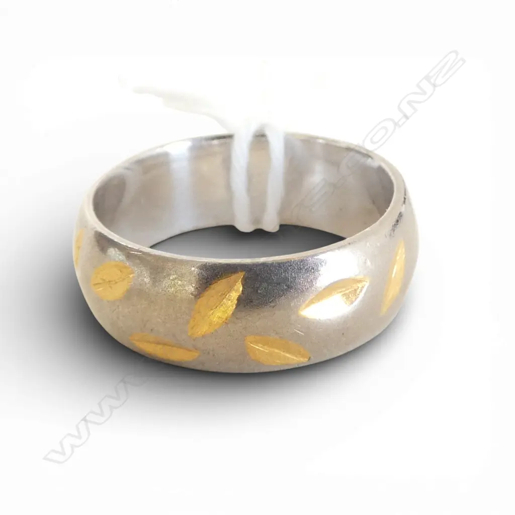 18CT WG/ YELLOW WEDDING BAND 12.0gms SIZE S 1/2 Image 1++