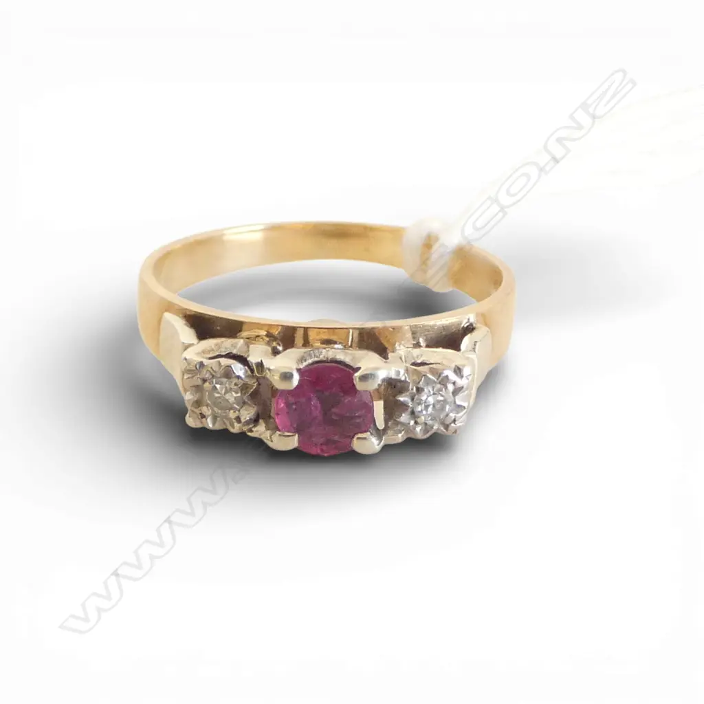 9ct GOLD RUBY & DIAMOND RING. 2.22gms SIZE J Image 1++
