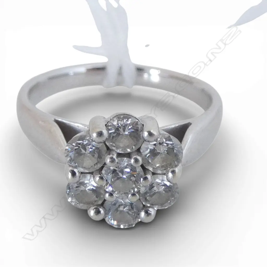 9ct WHITE GOLD 7 DIAMOND CLUSTER RING, H-J & SI TW 1ct DIAMONDS, 4gms RING TW SIZE O Image 1++