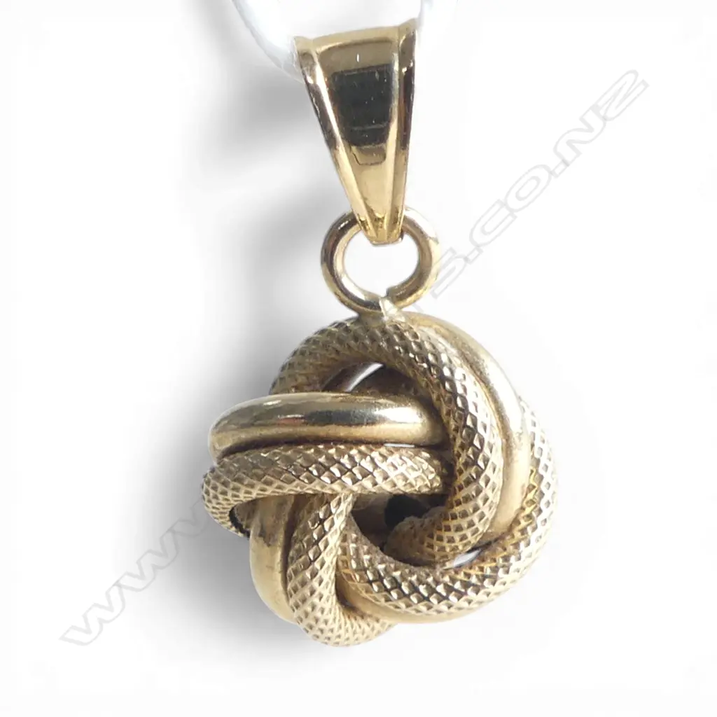9ct yellow gold knot pendant. 0.65gms Image 1++