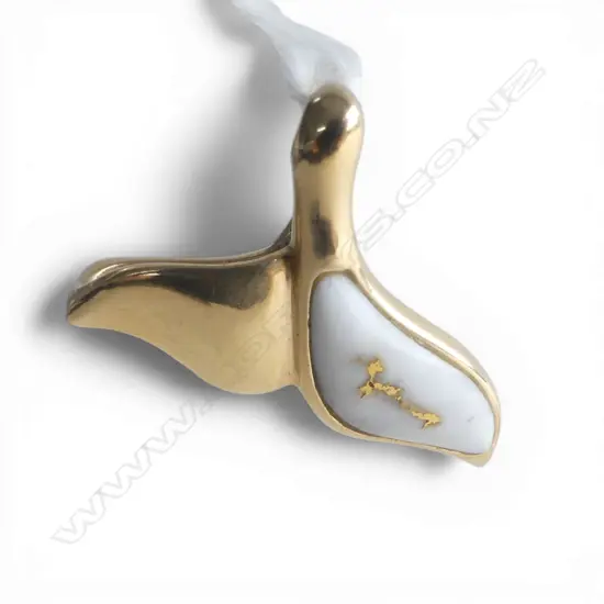 14CT YG WHALE TAIL PENDANT w. ENAMEL? 5.7gms