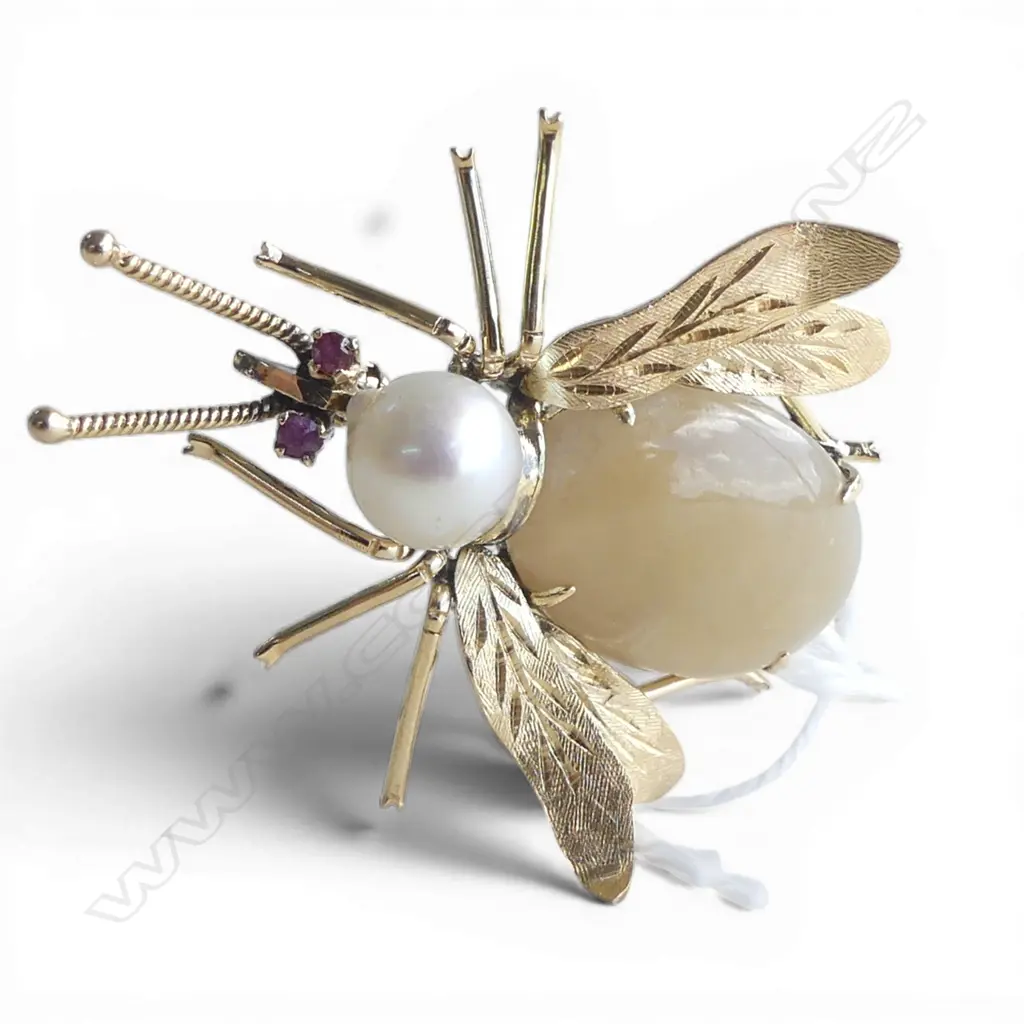14CT AGATE / PEARL INSECT BROOCH L.40mm, 6.9gms Image 1++
