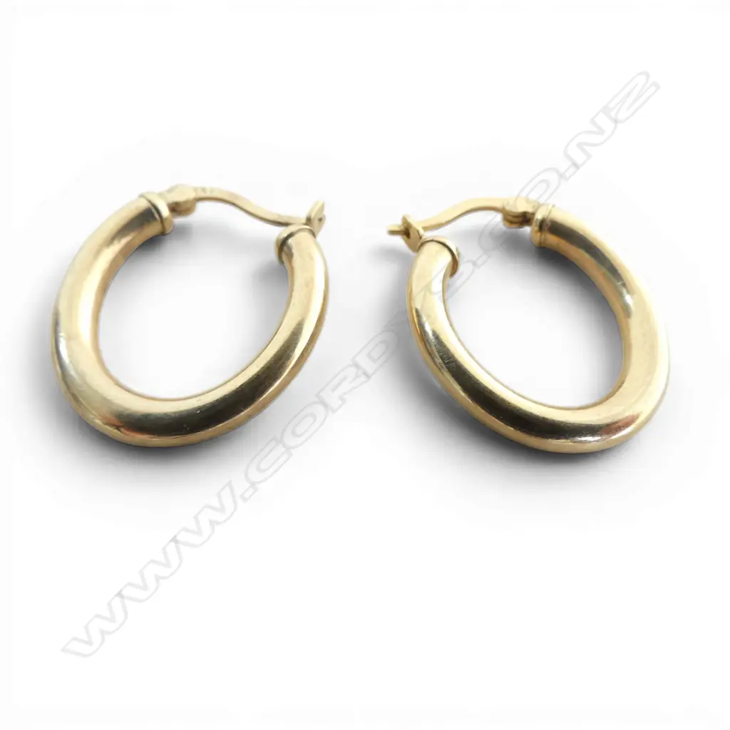Pair 9ct gold hoop earrings. Pierced ear fittings 1.55gms. Image 1++