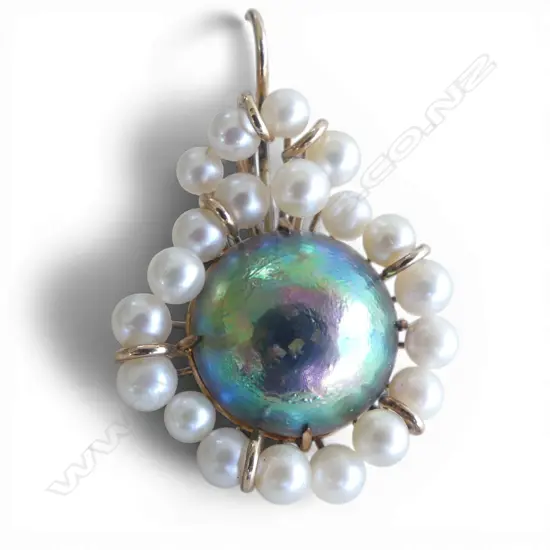 A SIMON MISDALE ORIGINAL 9CT GOLD AND PEARL PENDANT - WITH LARGE PAUA (EMPRESS) PEARL - From Simon's Estate. 7.8gms