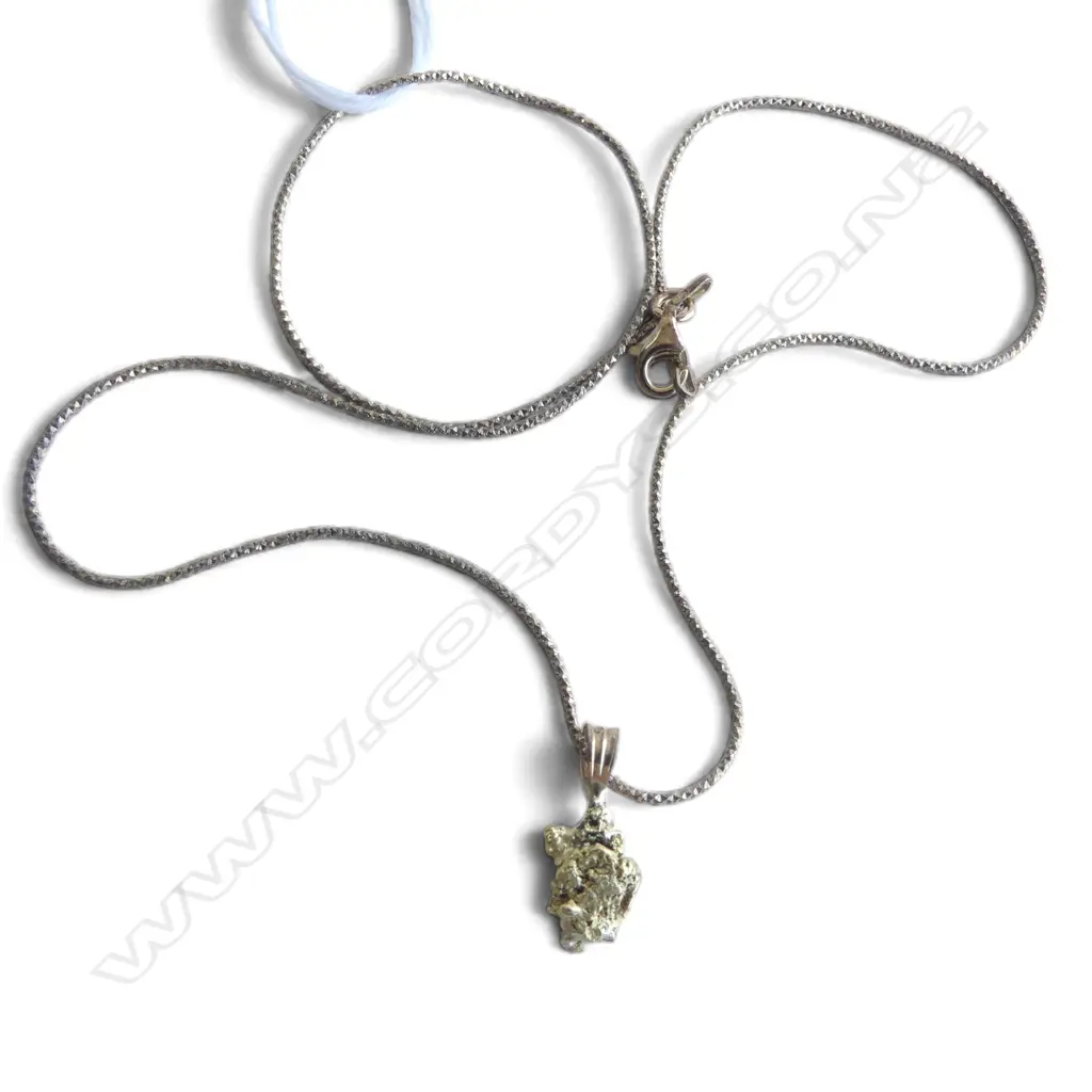 18CT GOLD NUGGET 1.6gms ON 925 SILVER GILT CHAIN Image 1++