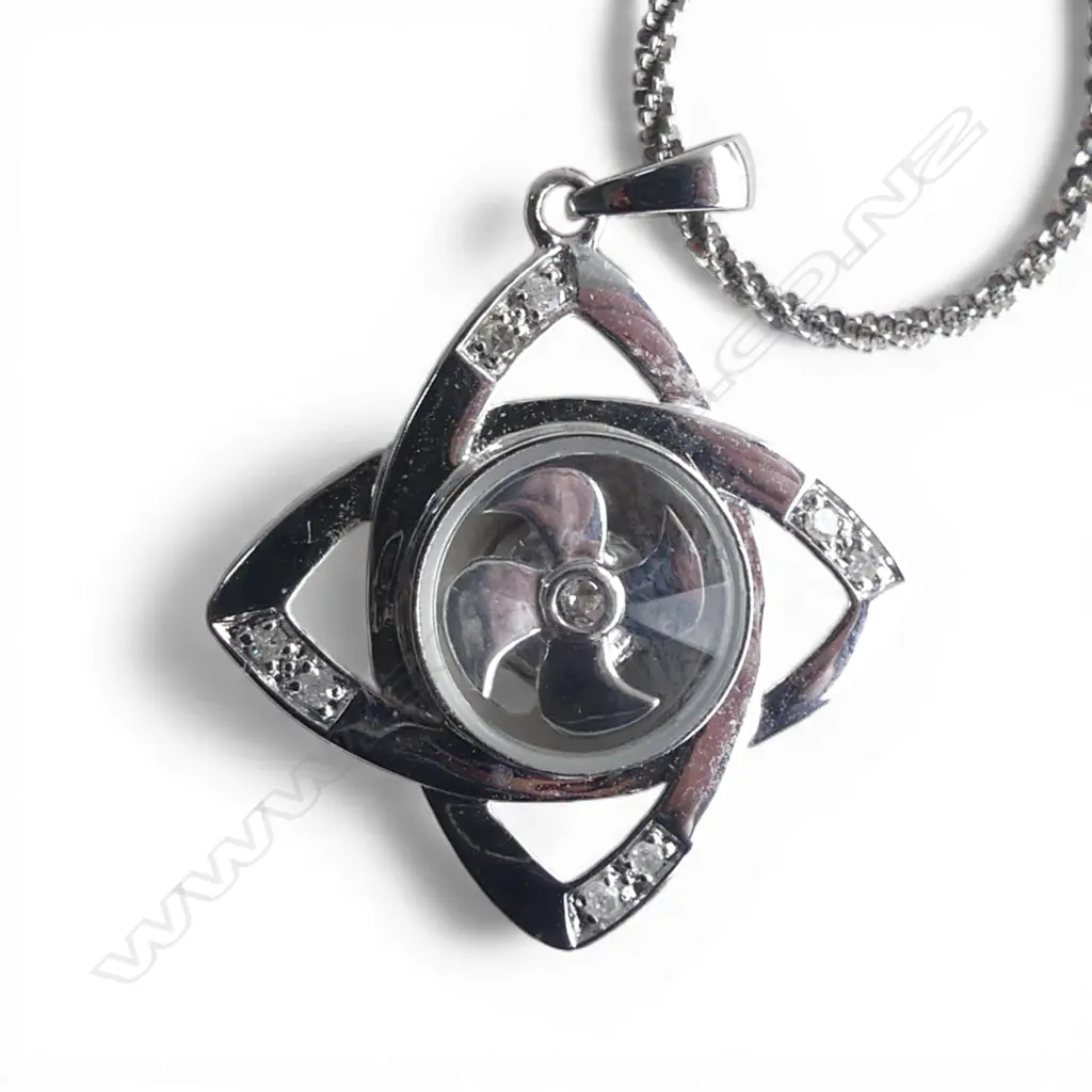 14ct W/GOLD & PAVE DIAMOND STAR PENDANT w. ENCLOSED PROPELLER ON 14ct W/GOLD CHAIN 3.38gms Image 1++