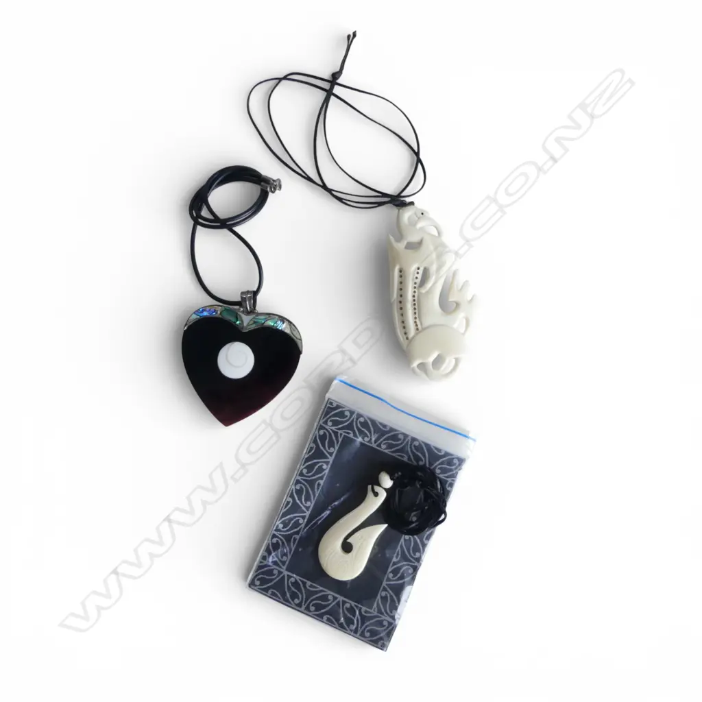 2 modern Maori carved bone pendants + lge shell heart pendant w paua & cats eye Image 1++