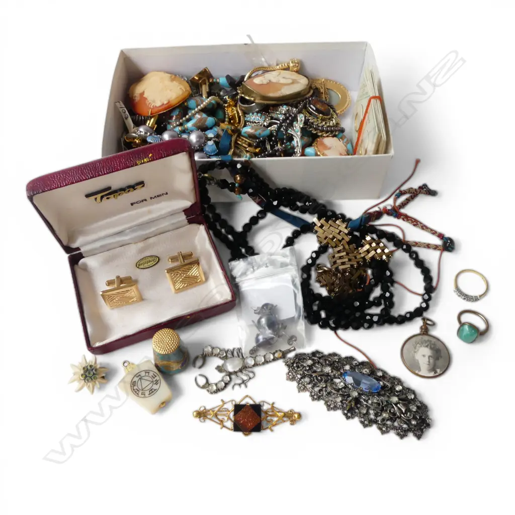 ASST. COSTUME JEWELLERY Image 1++