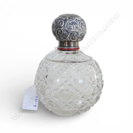 SILVER TOPPED CUT CRYSTAL SCENT BOTTLE, London 1910, H.135mm FAULTS TO LID