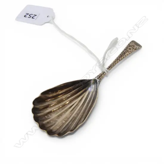GEORGE III SILVER TEA CADDY SPOON bright cut engraved by JOSEPH PREEDY, LONDON 1790, 8.29gms scallop shell embossed bowl