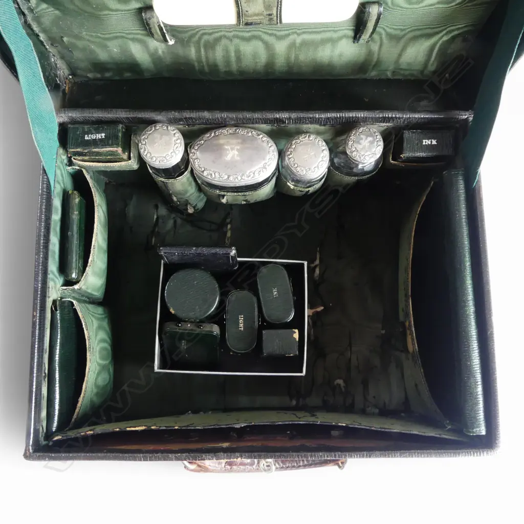 EDWARDIAN TRAVELLING SET LEATHER CASE + CONTENTS INCL. 4 STG SILVER CAPPED BOTTLES LONDON 1910 W.355mm Image 1++