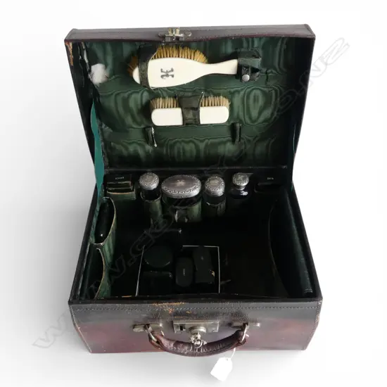 EDWARDIAN TRAVELLING SET LEATHER CASE + CONTENTS INCL. 4 STG SILVER CAPPED BOTTLES LONDON 1910 W.355mm