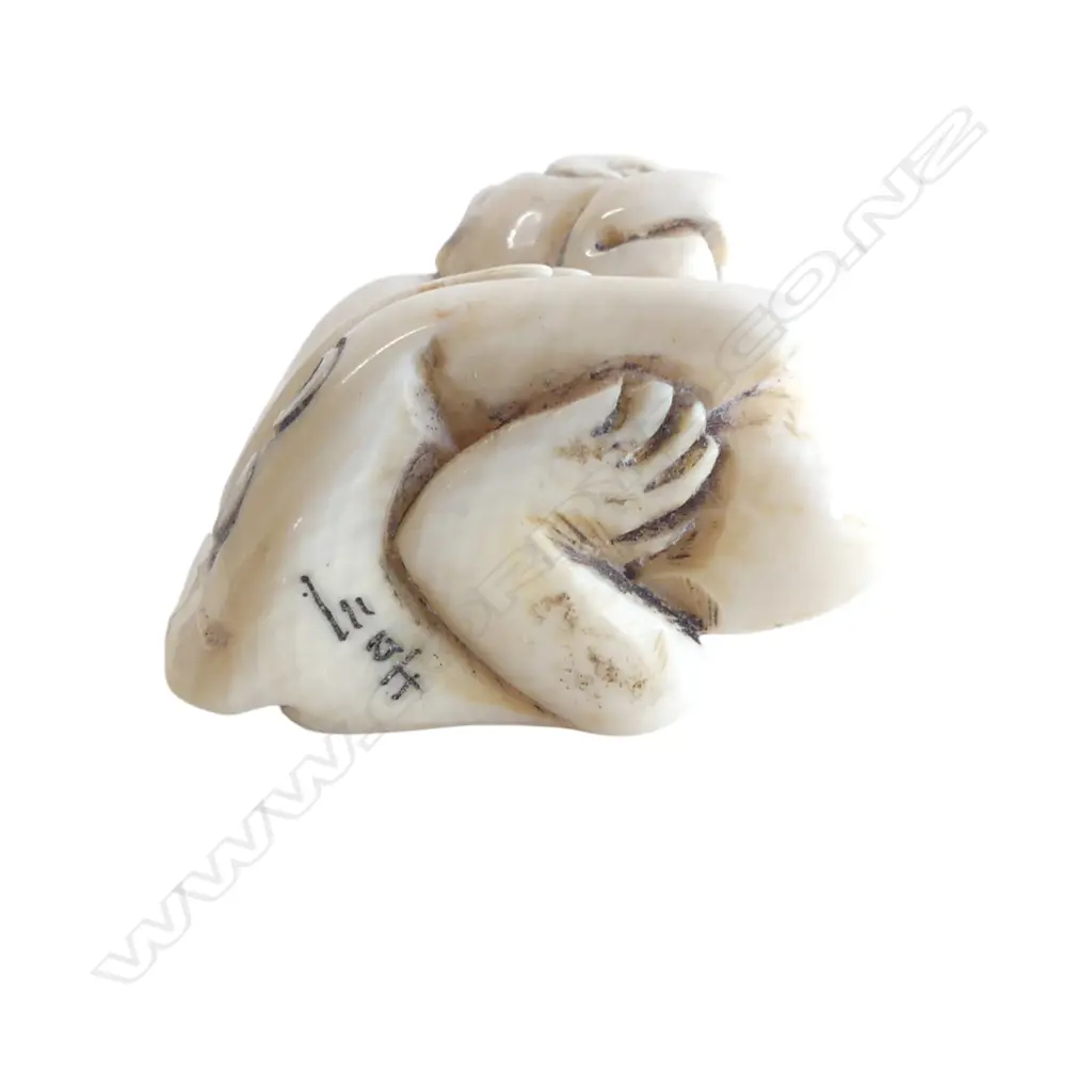 OLD JAPANESE CARVED IVORY NETSUKE of a seated monkey  signed. Image 1++